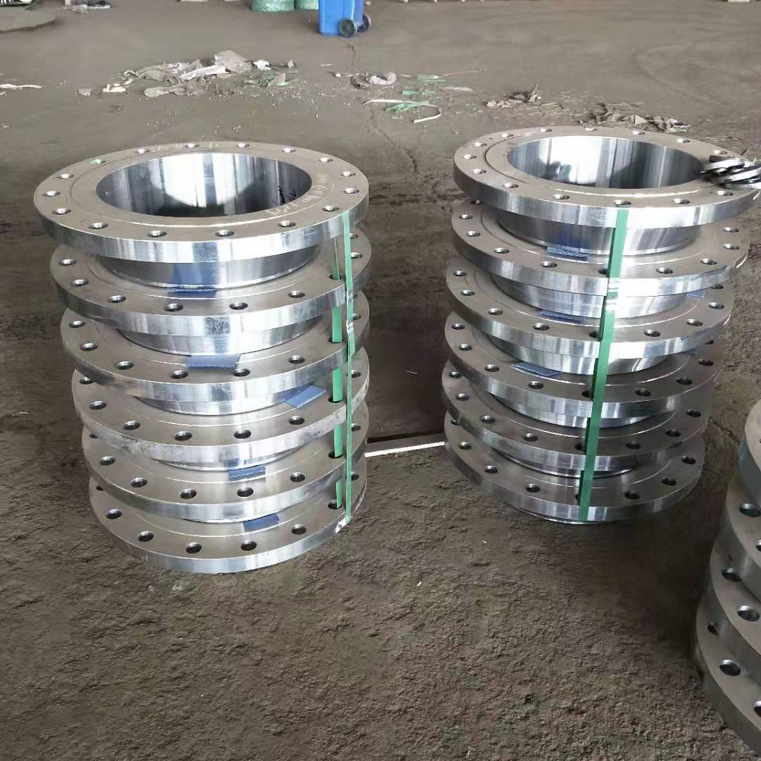 What are the pre welding preparations for stainless steel flanges