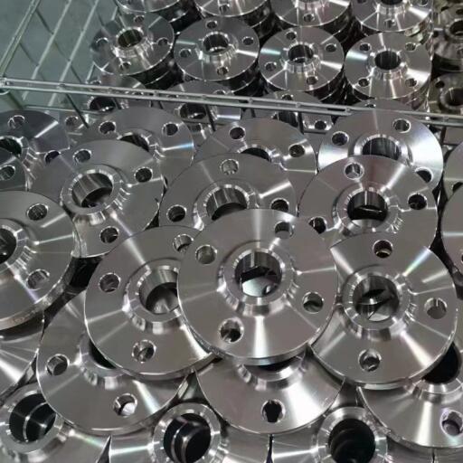 How are the pressure levels of stainless steel flanges classified?
