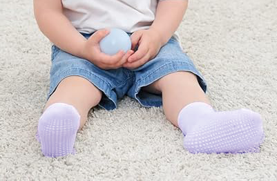 La science des chaussettes éducatives : stimuler le développement grâce à l’adhérence et aux couleurs