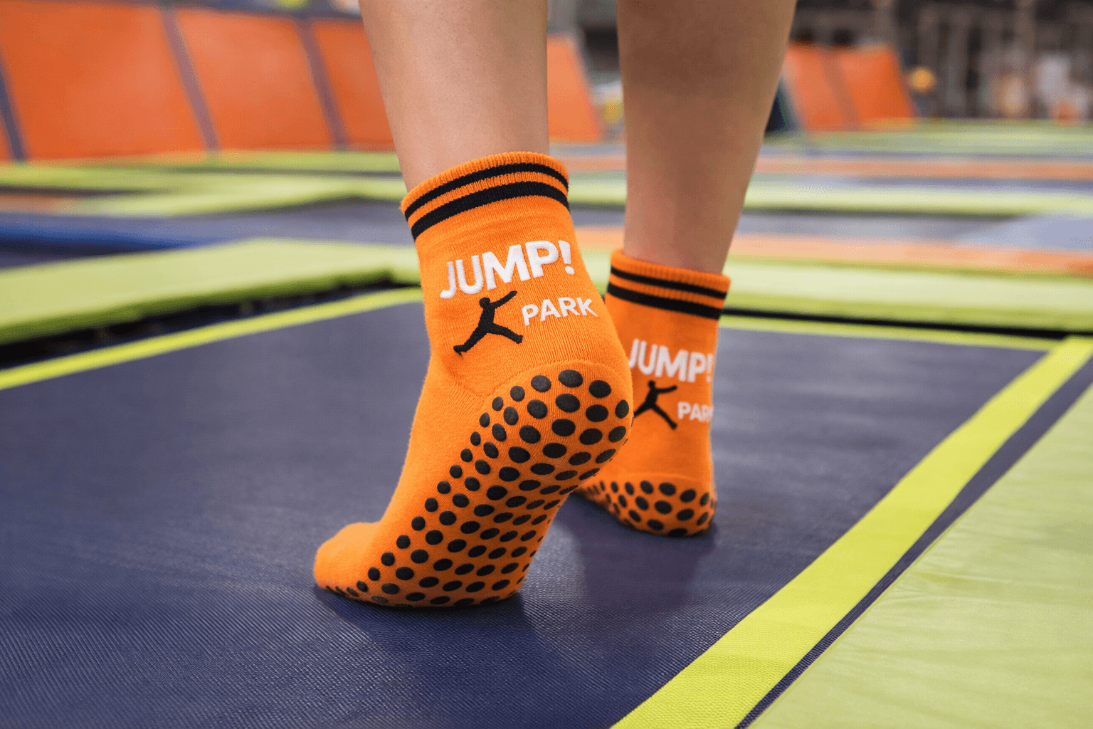 wholesale trampoline socks worn on trampoline surface with anti slip grip dots for jumping activity