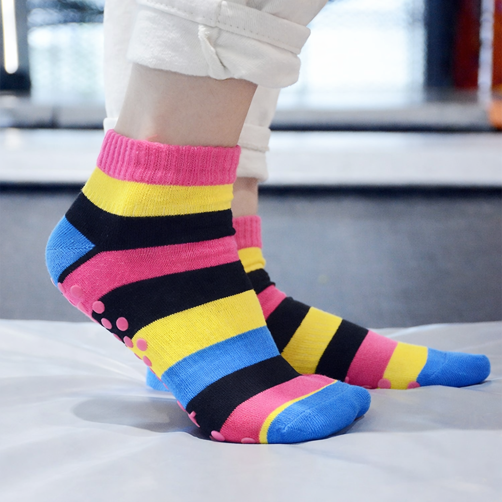 trampoline socks supplier style colorful grip socks used on indoor activity floor with anti slip dots
