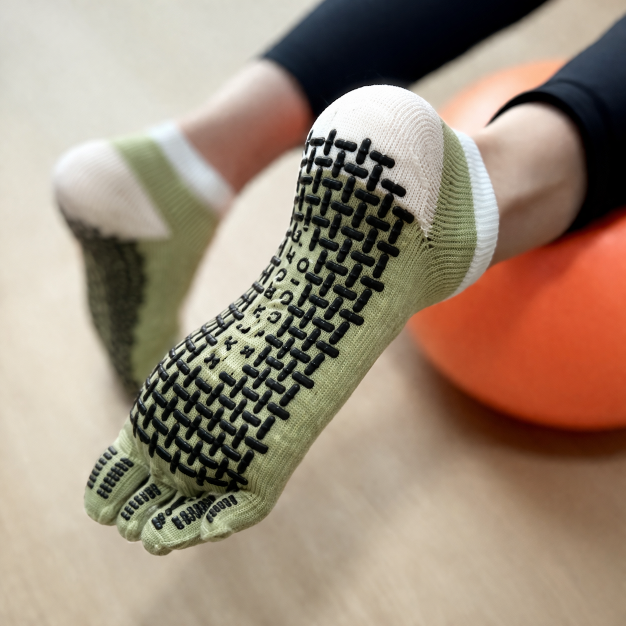 toe style yoga grip socks for yoga studios with strong grip pattern, professional yoga socks bulk supplier anti slip design