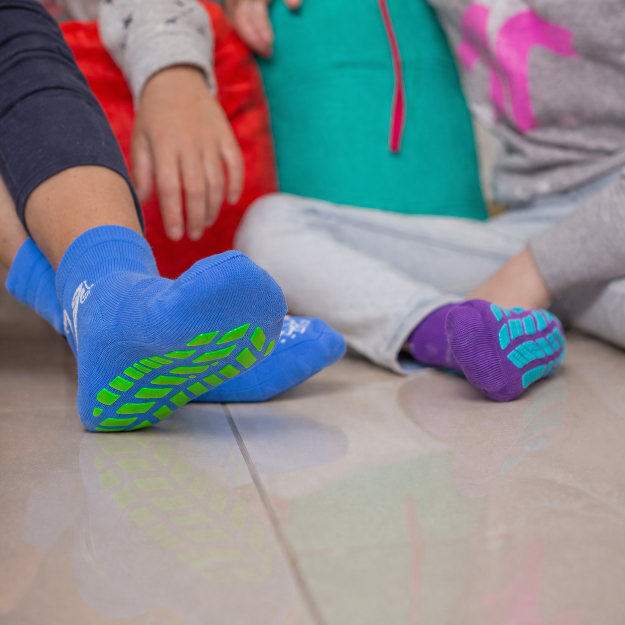 kids grip socks for trampoline parks indoor use, anti slip trampoline park socks supplier, jump socks bulk for safety flooring