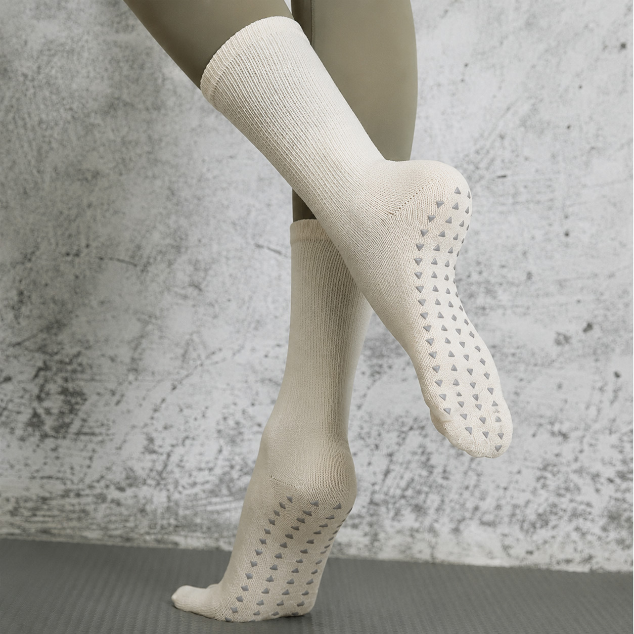 Grip Socks vs Barefoot Training: Which Is Safer Indoors?