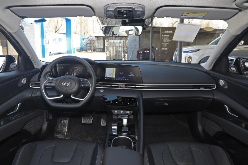 Hyundai Elantra 2022 1.5L CVT LUX Luxury Edition