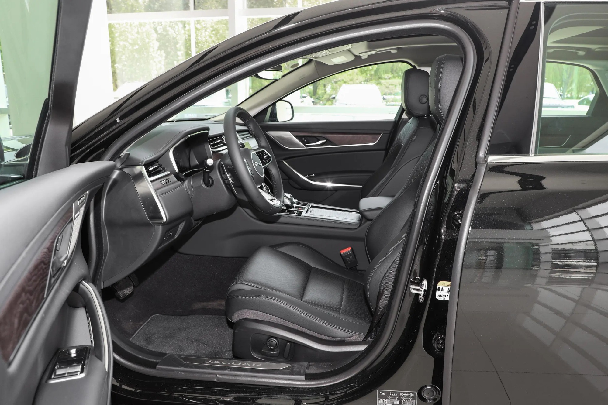 JAGUAR XFL 2.0T P250 Two wheel drive luxury version