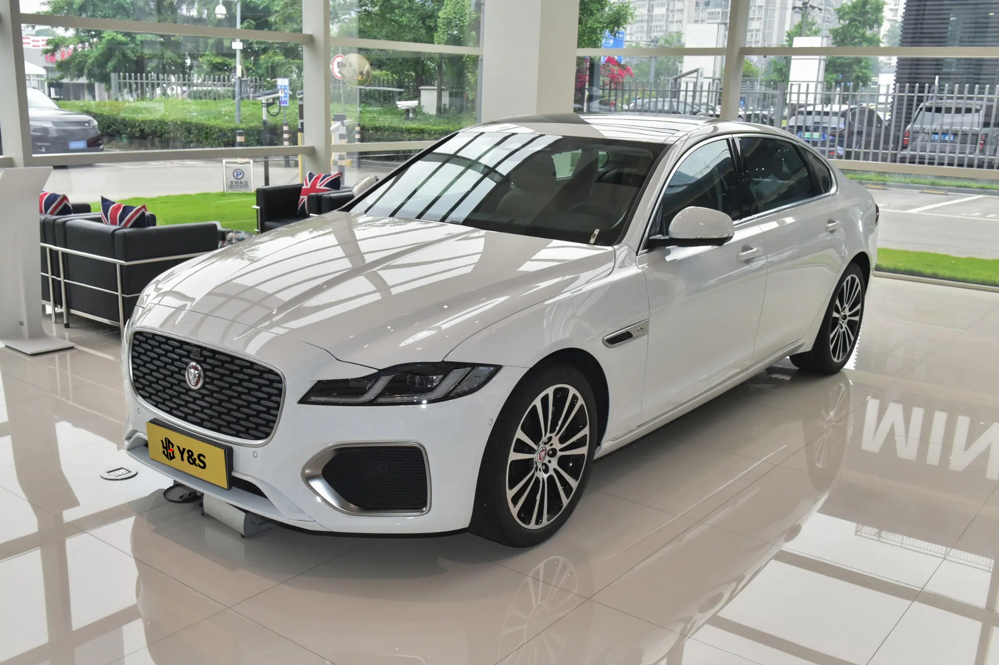 JAGUAR XFL 2.0T P250 Two wheel drive luxury version