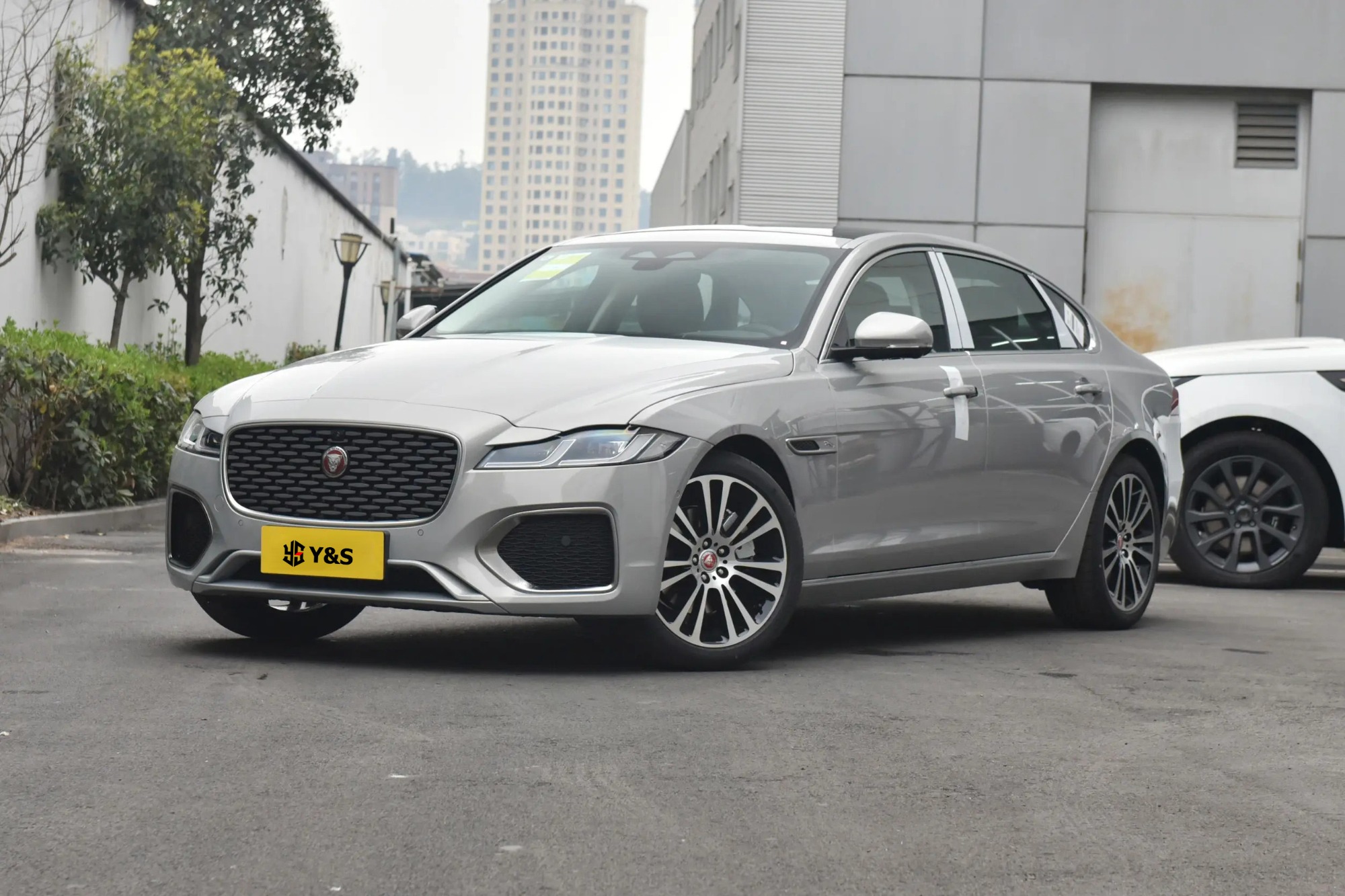 JAGUAR XFL 2.0T P250 Two wheel drive luxury version