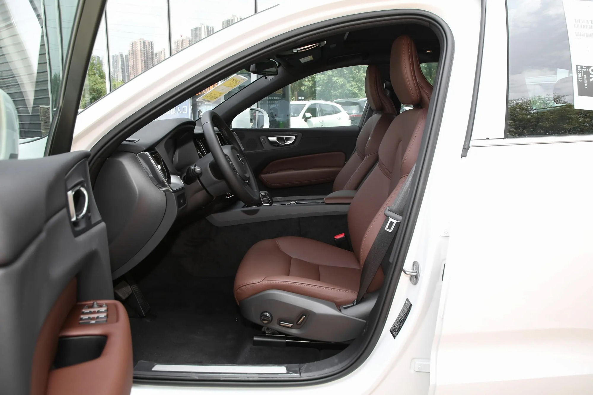 Volvo XC60 2025 B5 4WD Zhiyi Luxury Edition