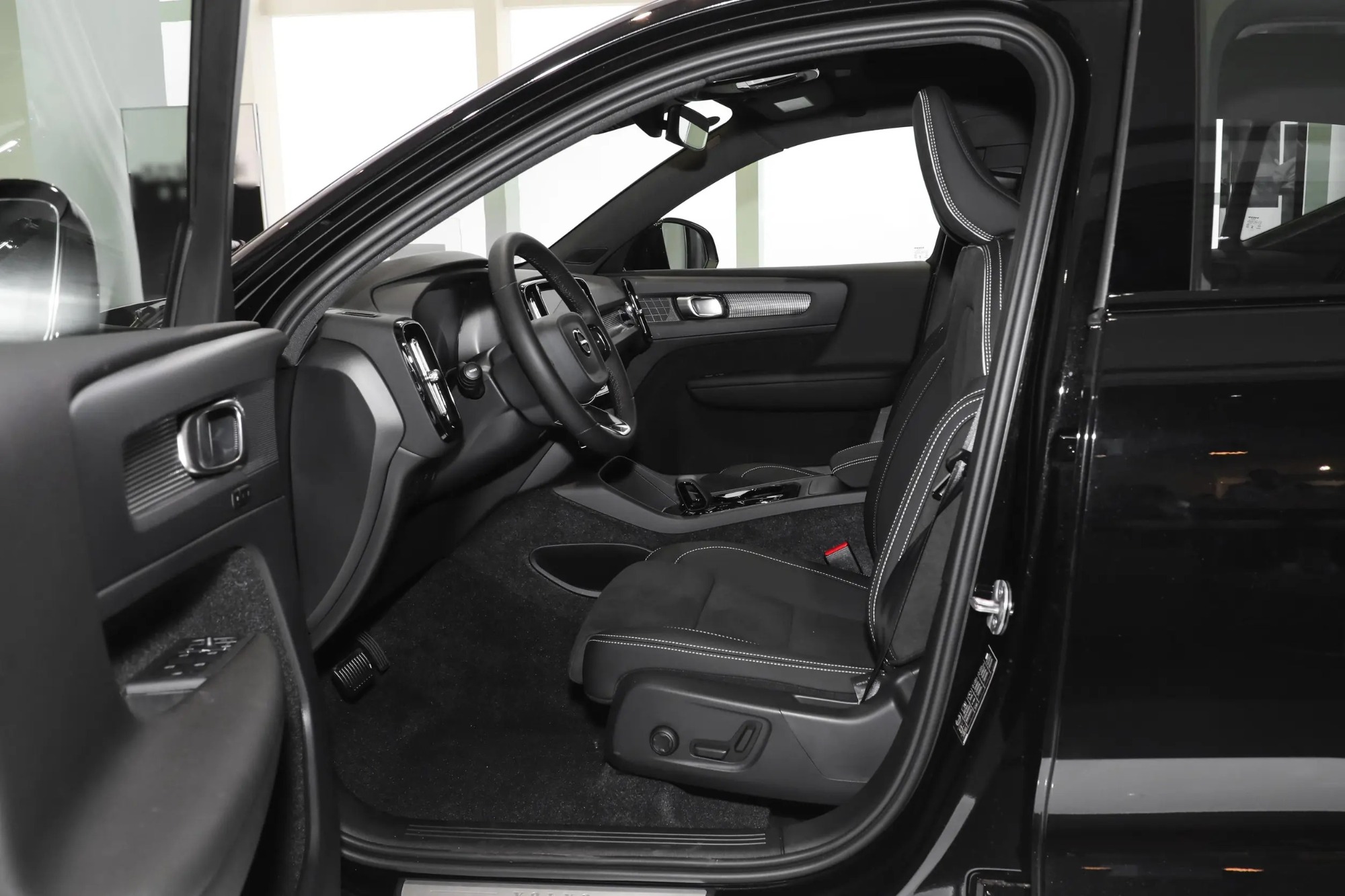 Volvo XC40 2025 B4 4WD Zhiyuan Polar Night Black Edition