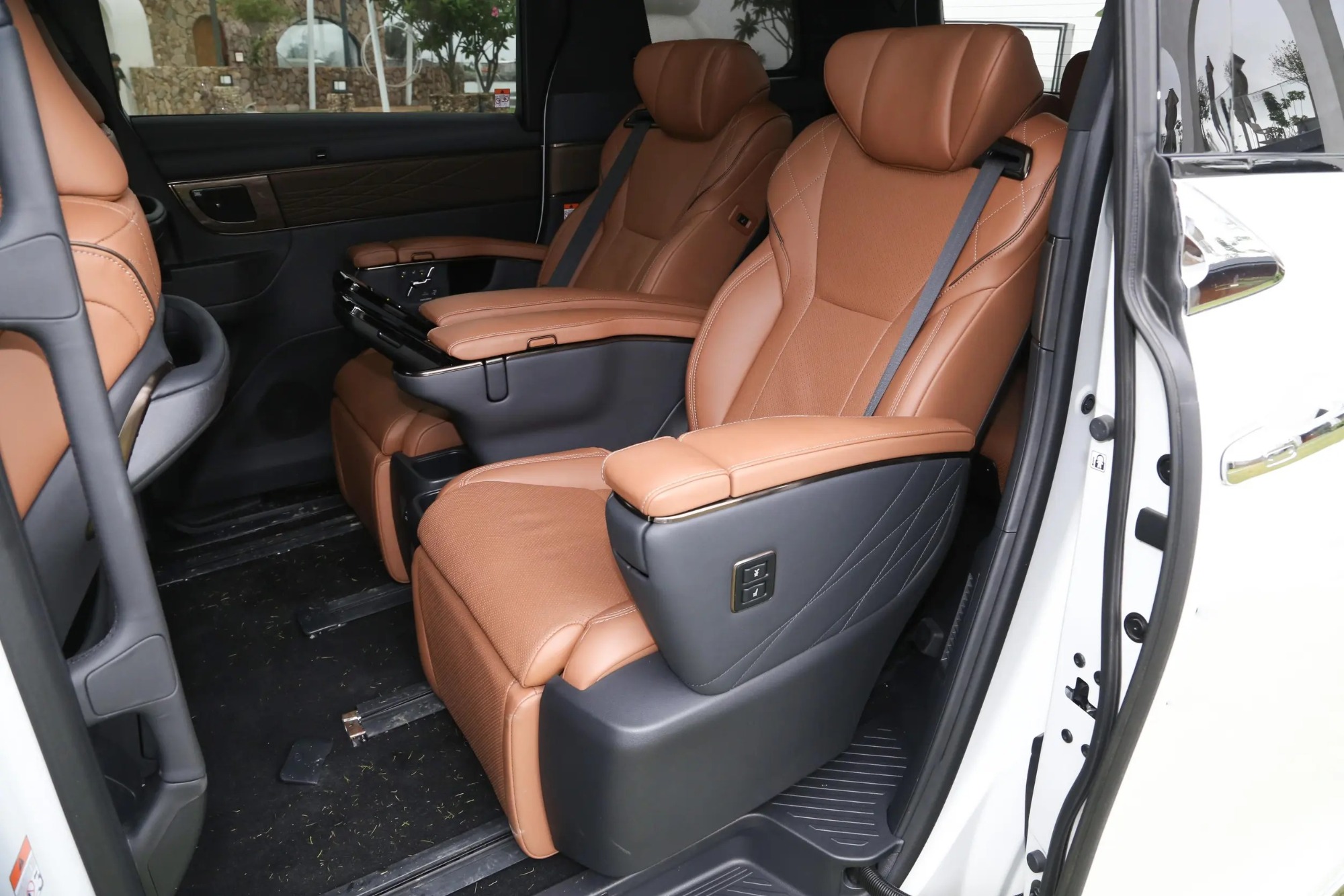 Toyota Vellfire 2023 Crown 2.5L Intelligent Electric Hybrid Dual Engine 4WD