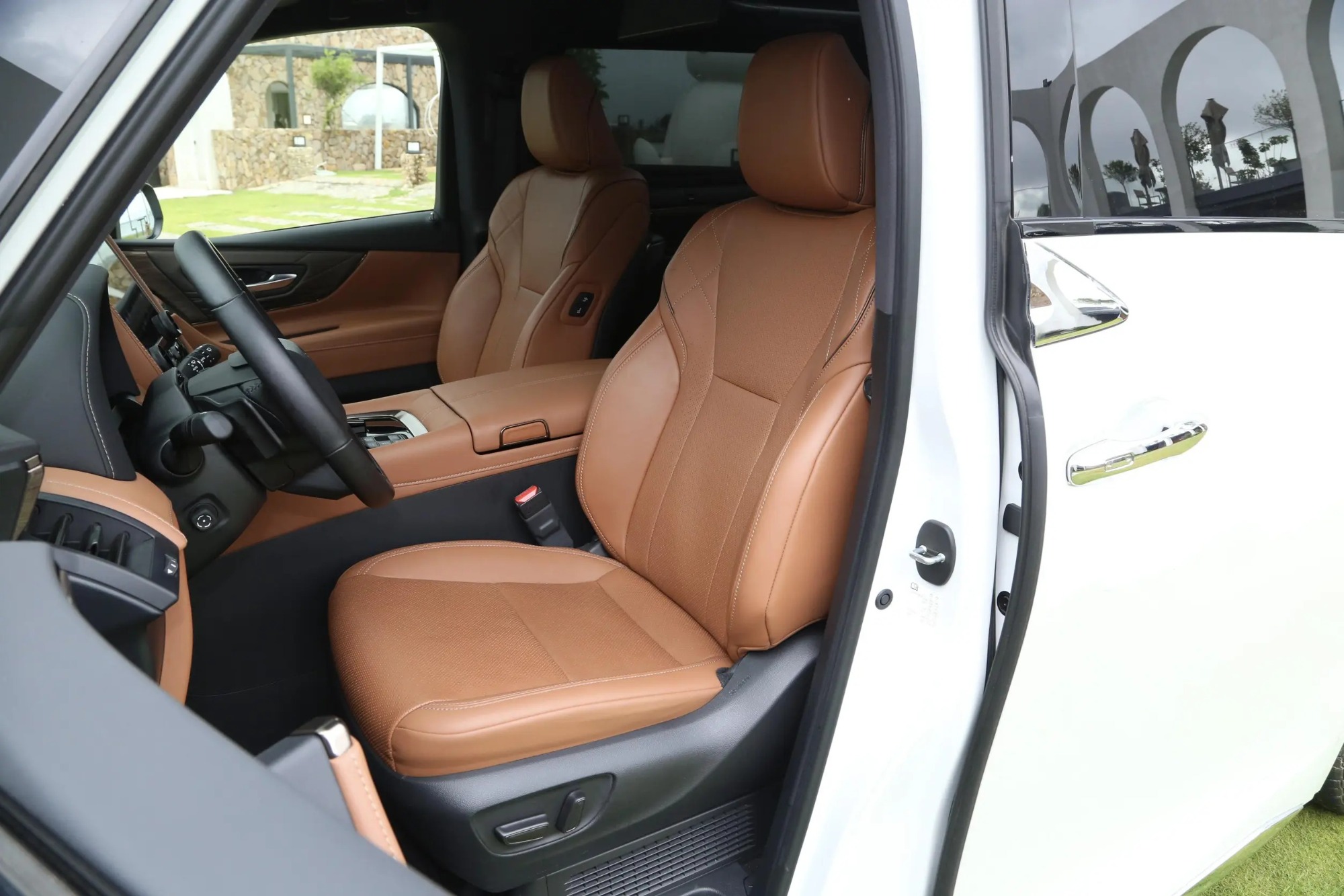 Toyota Vellfire 2023 Crown 2.5L Intelligent Electric Hybrid Dual Engine 4WD