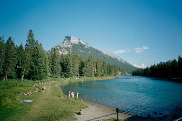 NEW KODAK Snapic A1 35mm Film Camera 35mm Reusable 2-Zone Focus Lightweight Compact (Ivory White)