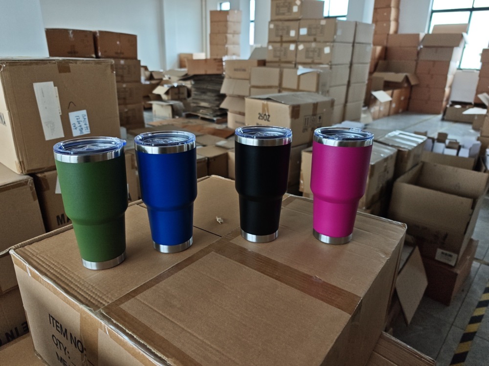 China Warehouse Clearance Price: Glass Can Glass Water Bottle Snowglobe Plastic Bottle Mixed Color 20-40oz Powder Coated Tumbler 16/20oz Sublimation Coffee Mug