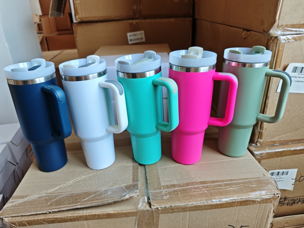 China Warehouse Clearance Price: Glass Can Glass Water Bottle Snowglobe Plastic Bottle Mixed Color 20-40oz Powder Coated Tumbler 16/20oz Sublimation Coffee Mug