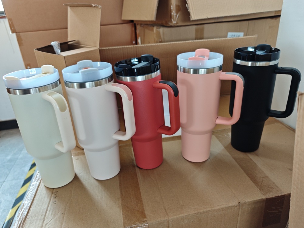 China Warehouse Clearance Price: Glass Can Glass Water Bottle Snowglobe Plastic Bottle Mixed Color 20-40oz Powder Coated Tumbler 16/20oz Sublimation Coffee Mug