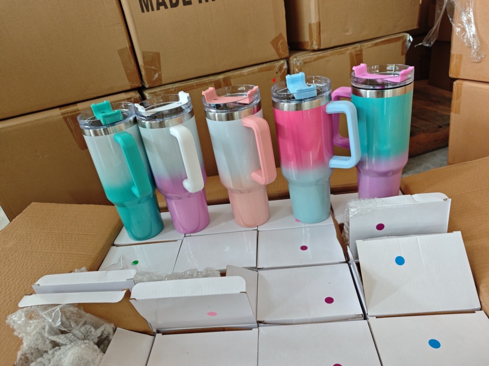 China Warehouse Clearance Price: Glass Can Glass Water Bottle Snowglobe Plastic Bottle Mixed Color 20-40oz Powder Coated Tumbler 16/20oz Sublimation Coffee Mug