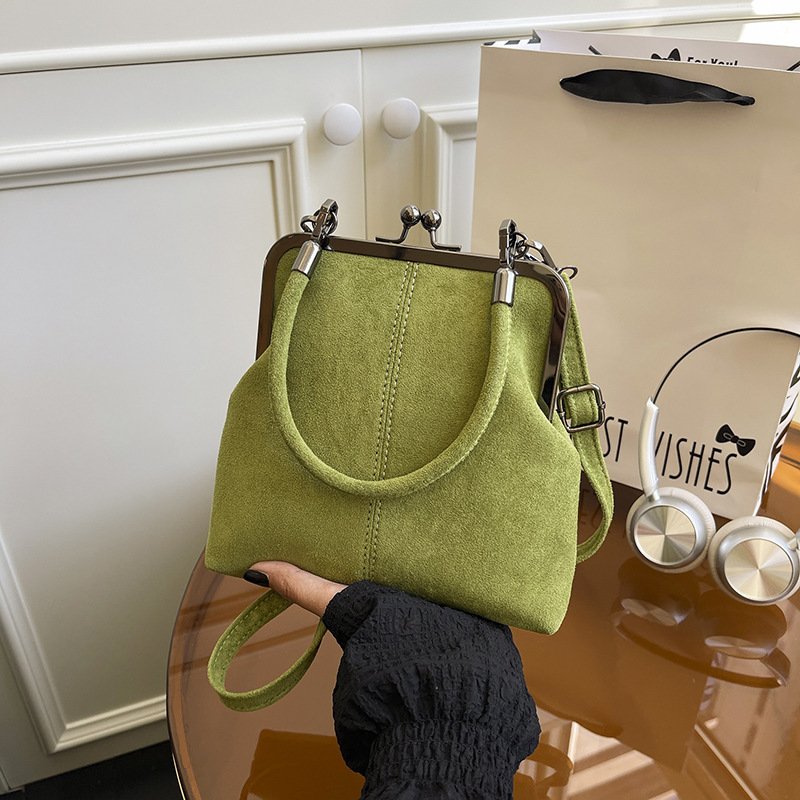 Stylish and casual shell-shaped phone bag, new retro crossbody bag with clip handle, commuter shoulder bag.