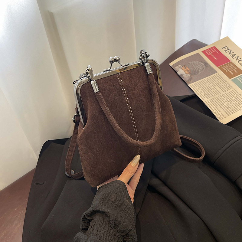 Stylish and casual shell-shaped phone bag, new retro crossbody bag with clip handle, commuter shoulder bag.