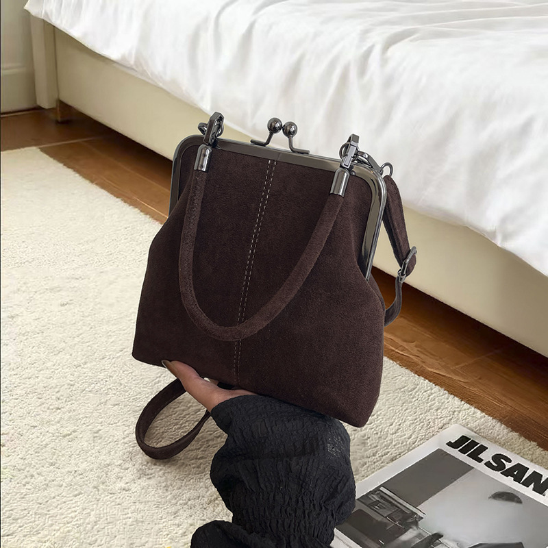 Stylish and casual shell-shaped phone bag, new retro crossbody bag with clip handle, commuter shoulder bag.