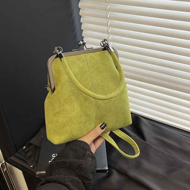 Stylish and casual shell-shaped phone bag, new retro crossbody bag with clip handle, commuter shoulder bag.