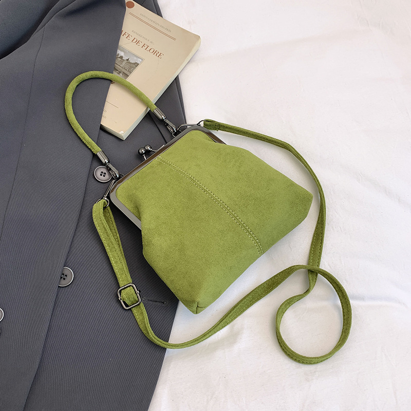 Stylish and casual shell-shaped phone bag, new retro crossbody bag with clip handle, commuter shoulder bag.