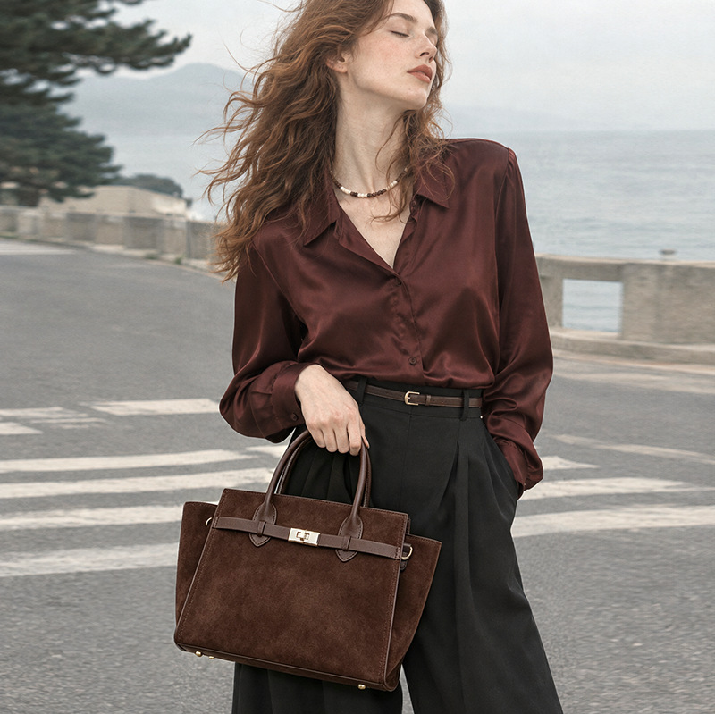 New women's shoulder/crossbody bag, made of frosted suede, large capacity, retro style, perfect for commuting and exuding a sophisticated tote bag.