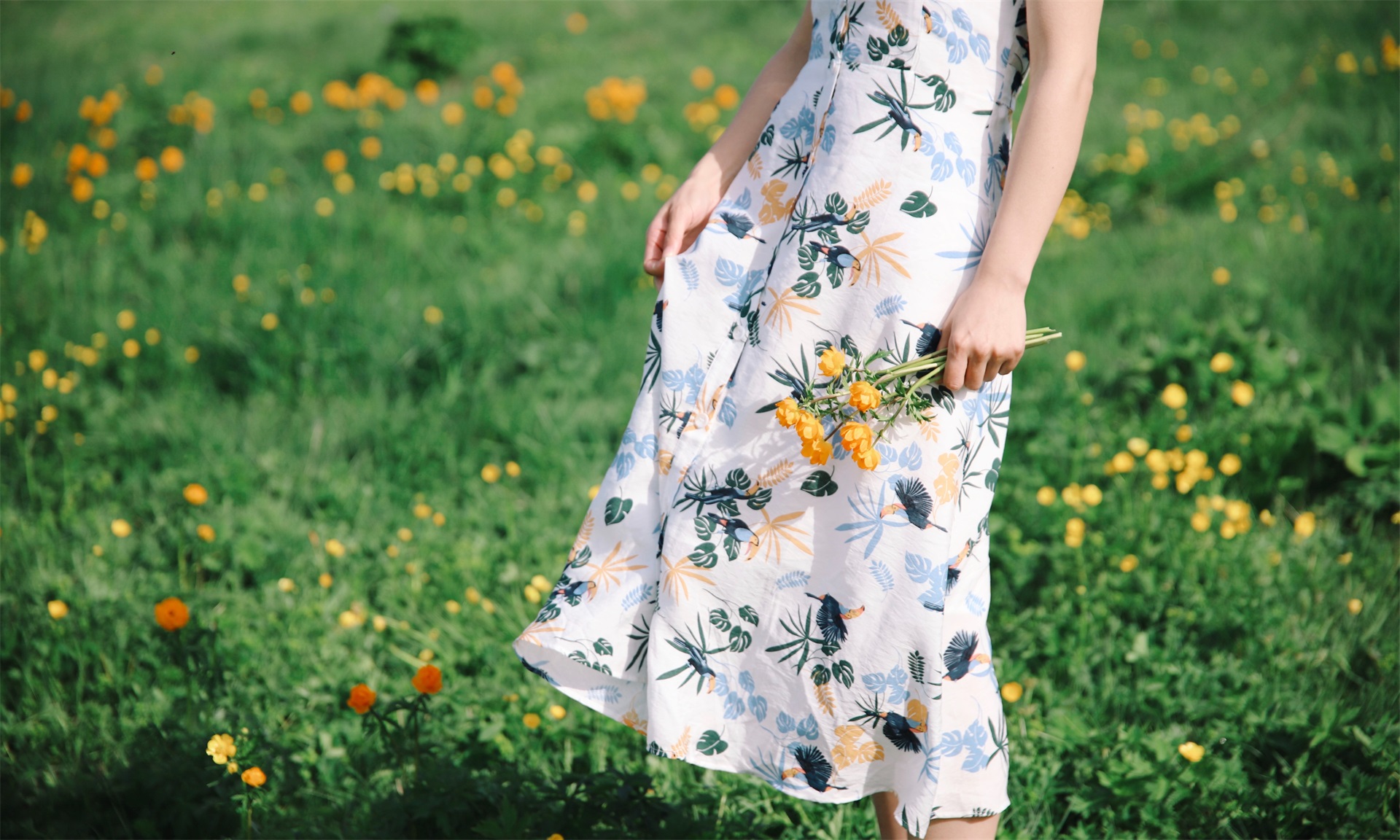 FASHION WALKS WITH YOU