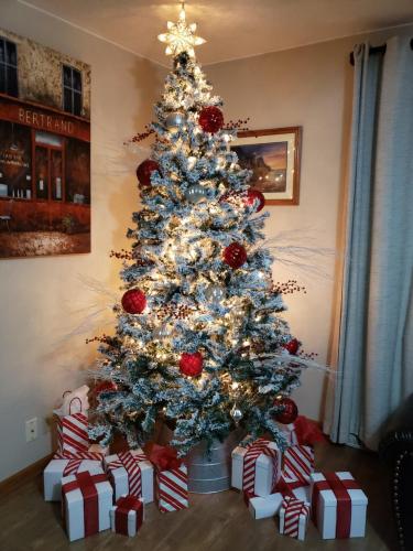 WHAT IS THE DIFFERENCE BETWEEN REAL AND SYNTHETIC CHRISTMAS TREES? Fabricated Christmas trees are made with plastic needles as well as metal synthetic