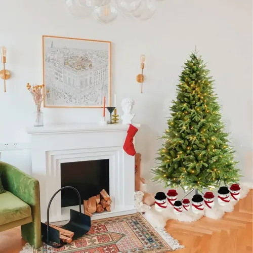 Where Christmas trees are usually installed ？