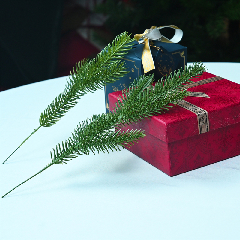 Versatile and Sustainable PE Foliage: Create Stunning Christmas Trees and Decorations with 5-Branch and 3-Branch Varieties