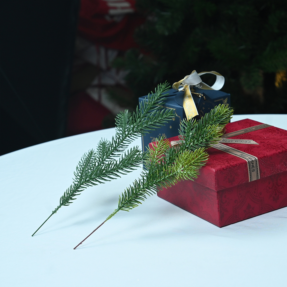 Distinctive Dual-Tone PE Foliage: Versatile for Christmas Trees and Decorations