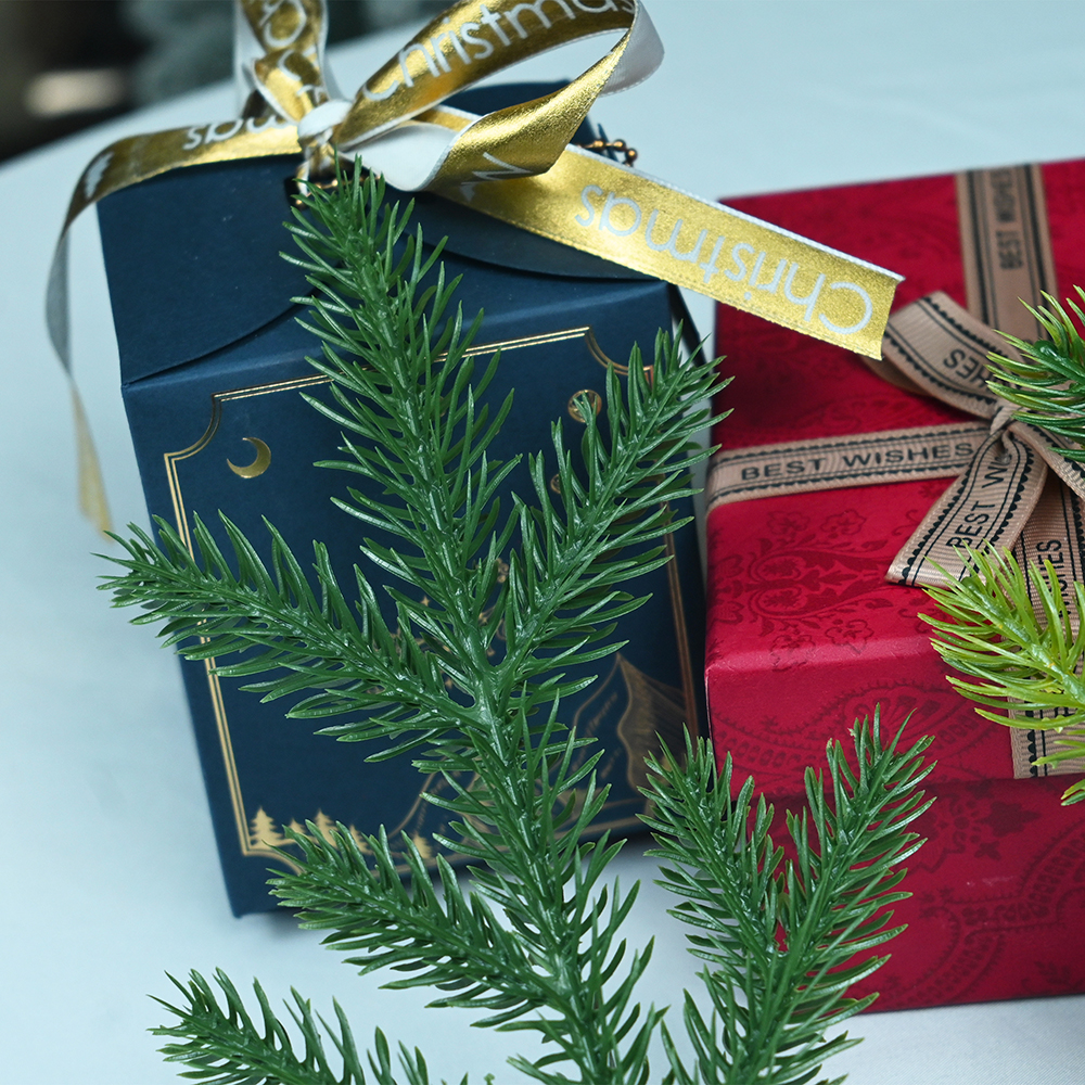 Distinctive Dual-Tone PE Foliage: Versatile for Christmas Trees and Decorations