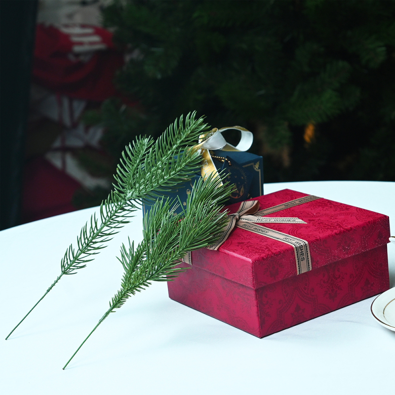 Natural and Sustainable PE Foliage: Perfect for Christmas Trees and Decorations