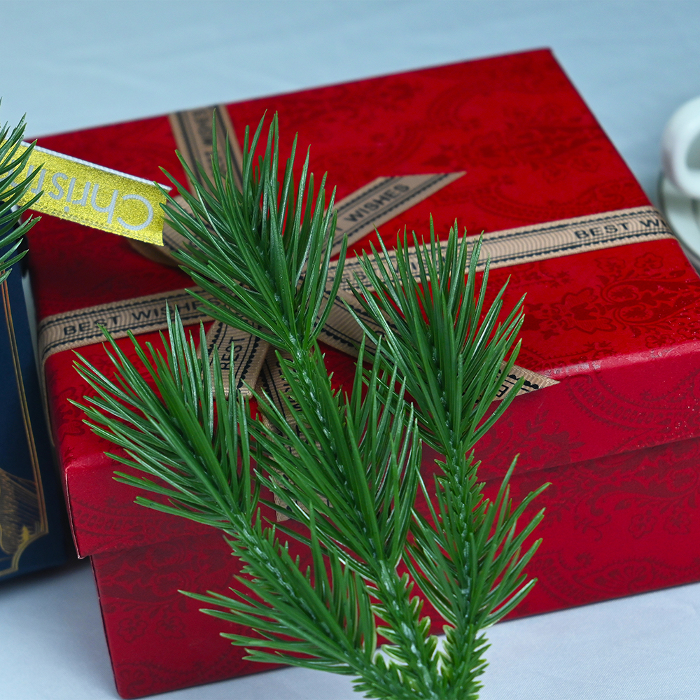 Natural and Sustainable PE Foliage: Perfect for Christmas Trees and Decorations