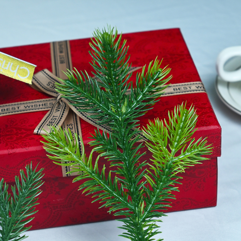 Distinctive Dual-Tone PE Foliage: Versatile for Christmas Trees and Decorations