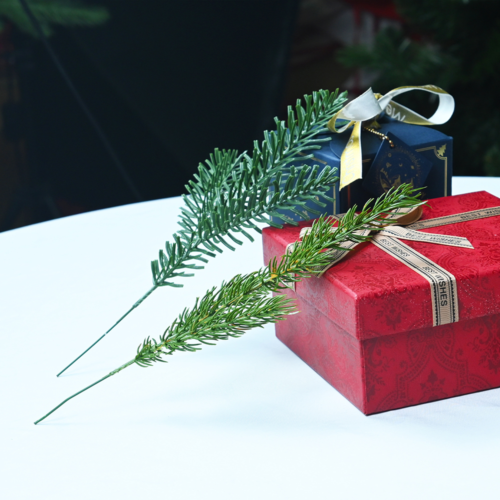 Versatile and Sustainable PE Foliage: Enhance Your Christmas Decorations