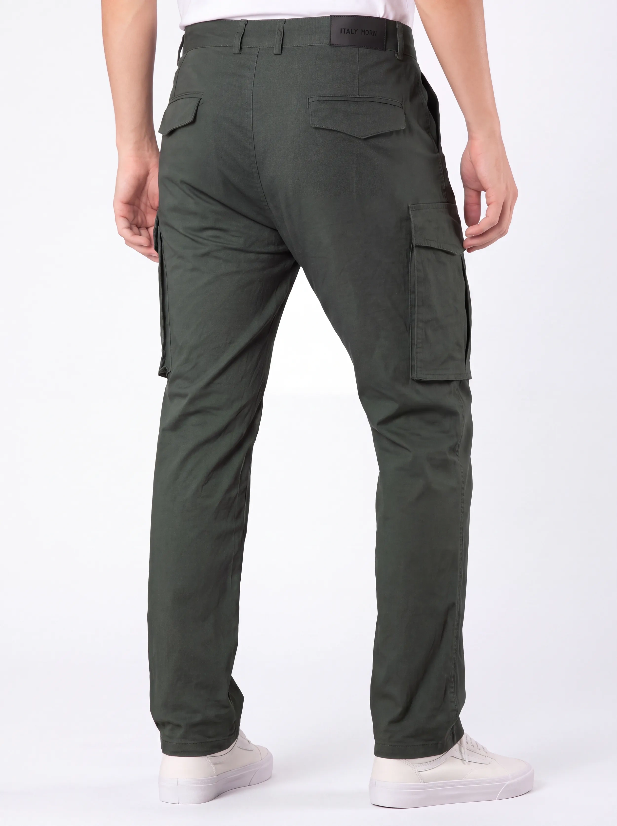  Back view of a male model wearing men's army green cargo pants, showcasing a tailored fit, secure flap back pockets with the ITALYMORN brand patch, and a reinforced waistband.