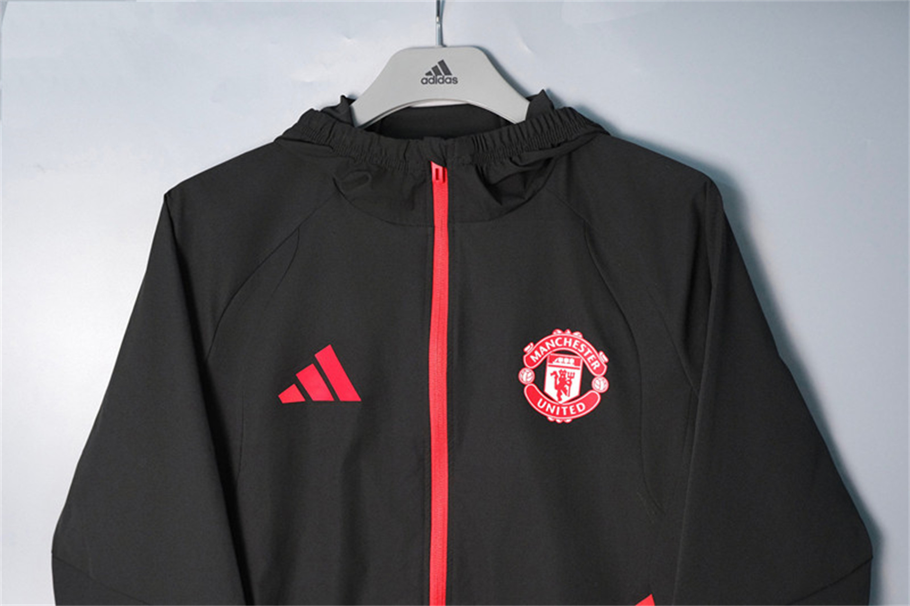 26/27 Manchester United Black and red Hooded Windbreaker