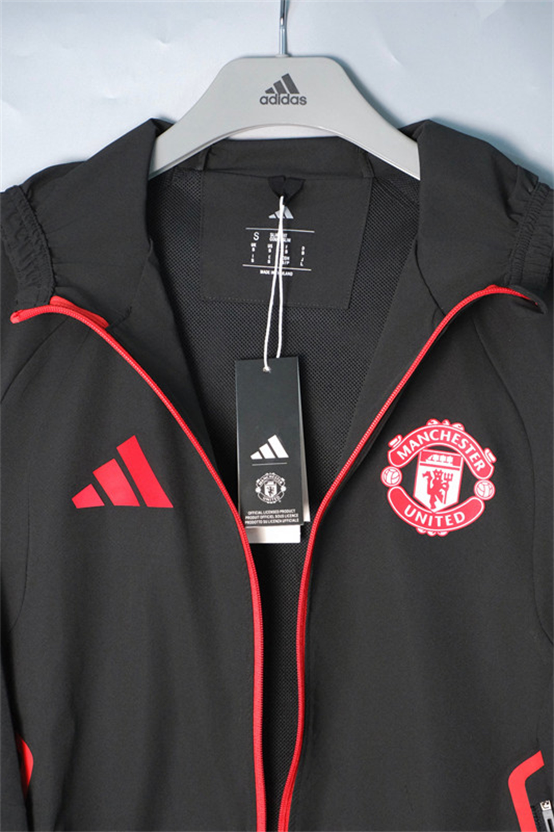 26/27 Manchester United Black and red Hooded Windbreaker