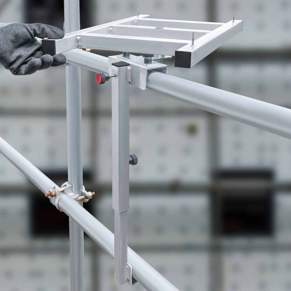 Drehteller für Fassadendämmung - Platten kleben am Gerüst