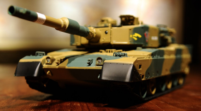 1:24 Japan's T-90 RC tank with infrared battle system