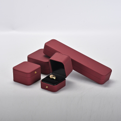 Fashion design custom logo red pu leather jewelry boxes TC-H06502