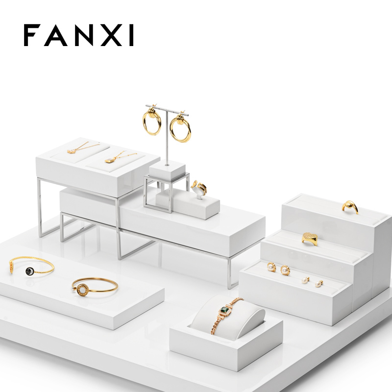 FANXI TT277 Freestyle white PU leather jewelry square style ring pendant earring exhibition with background