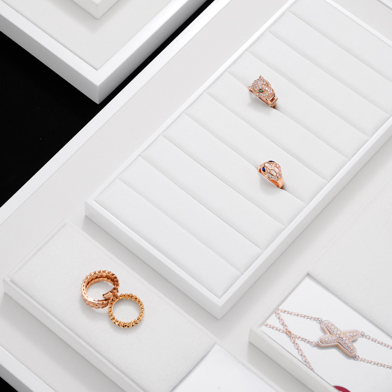 2023 New Model Luxury Jewelry Display Set Elegant White Jewellry Display for Exihibition with High End Mirco fiber