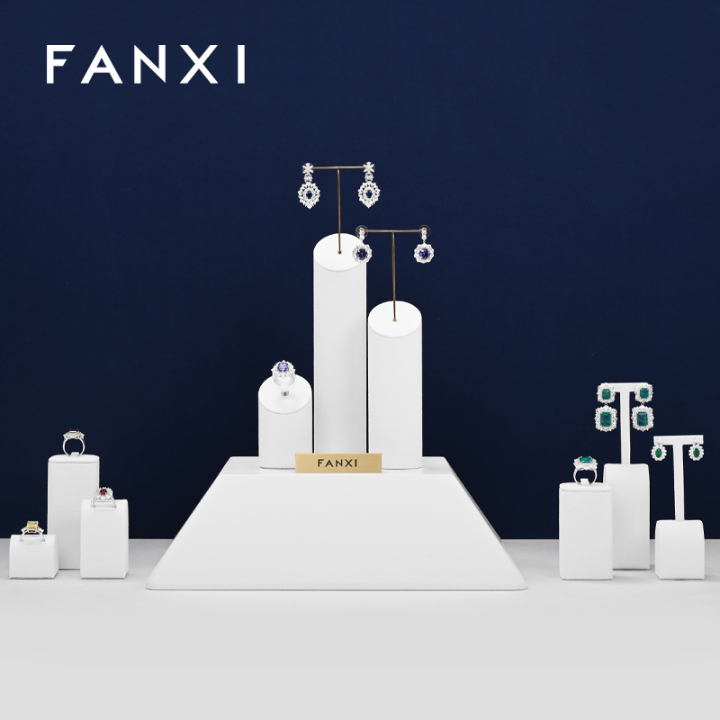 FANXI Unique Design White Jewelry Display Portrait PU Leather Base Necklace Busts T-set Base