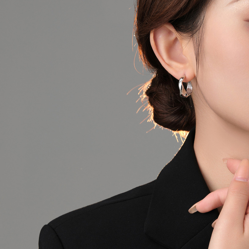 s925 sterling silver smooth bumpy irregular earrings design sense French earrings C-shaped wrinkled earrings