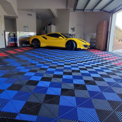 Ineinandergreifende Kunststoff-Garagenbodenfliesen-Bodenmatte für den Autowaschraum. Ineinandergreifende PP-Kunststoff-Garagenfliesen. Kunststoffbodenbelag