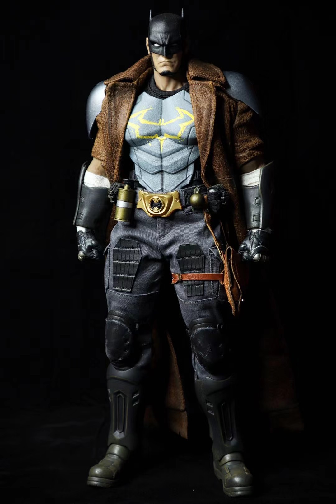 Dark Detective Batman 1/6th Scale Action Figure