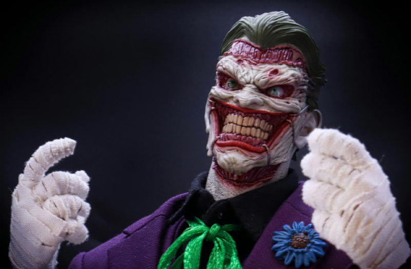 New 52 Death of Family The Joker 1/6th Scale Action Figure